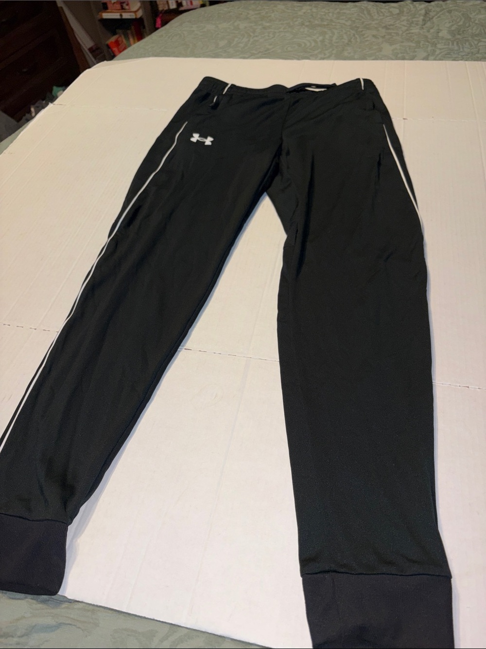 Youth Large Under Armour black sweat pants with zippered pockets and cuffed legs
